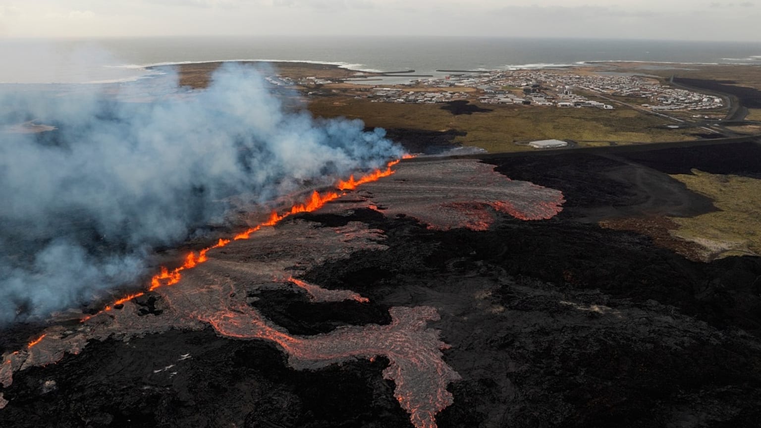 İzlanda’nın Reykjanes Yarımadası’ndaki Grindavik kasabası yakınlarında meydana gelen volkanik patlama, 1 Nisan 2025