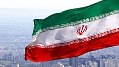 DATEI - Die iranische Nationalflagge weht in Teheran, Iran, 31. März 2020.
