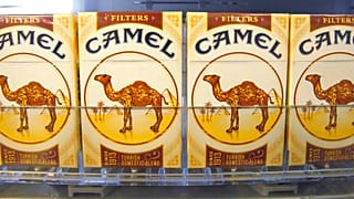 Camel-Filterzigaretten der Marke Reynolds American Inc. sind am 20. April 2011 in einem Tabakwarengeschäft in Cranberry, Pennsylvania, ausgestellt.