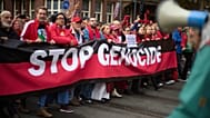 ARŞİV - Hollanda'nın başkenti Amsterdam'da Filistin yanlısı göstericiler, 'Soykırımı durdurun' yazılı pankart taşıyor.