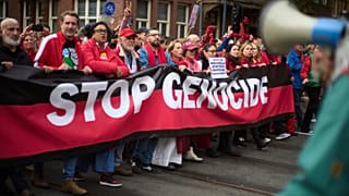 ARŞİV - Hollanda'nın başkenti Amsterdam'da Filistin yanlısı göstericiler, 'Soykırımı durdurun' yazılı pankart taşıyor.