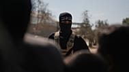 مسلحون ملثمون من حركة حماس يتمركزون في خان يونس جنوب قطاع غزة، استعدادًا لتسليم رهائن إسرائيليين إلى الصليب الأحمر، الاثنين 13 تشرين الأول/أكتوبر 2025.