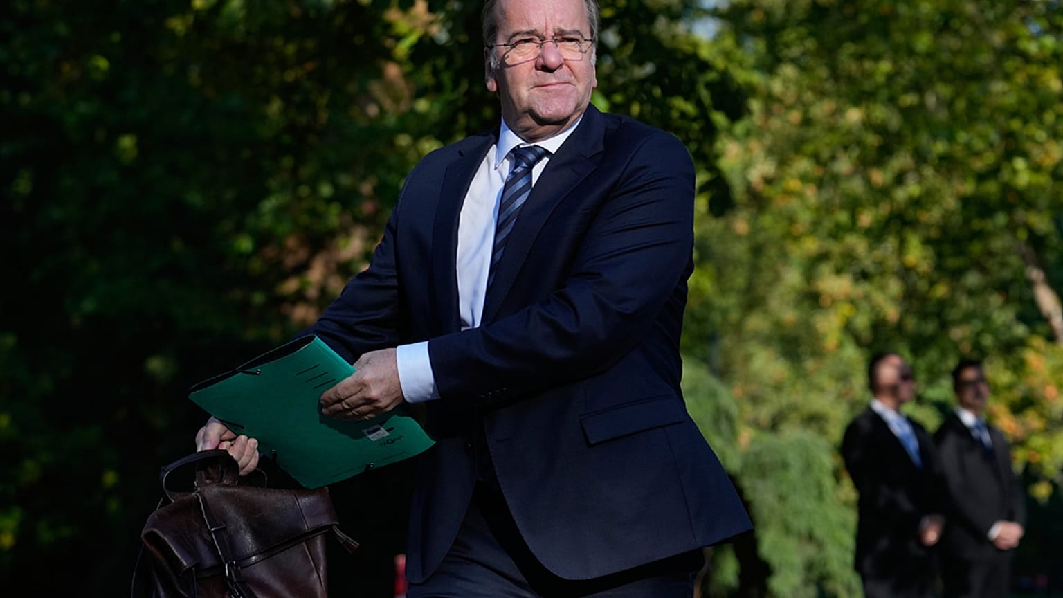 Der deutsche Verteidigungsminister Boris Pistorius trifft am Dienstag, den 30. September 2025, zu einer vertraulichen Kabinettssitzung in der „Villa Borsig“ in Berlin ein.
