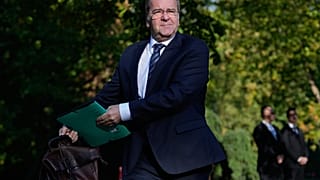 Der deutsche Verteidigungsminister Boris Pistorius trifft am Dienstag, den 30. September 2025, zu einer vertraulichen Kabinettssitzung in der „Villa Borsig“ in Berlin ein.