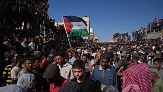 Gazze'de ,İsrail'in serbest bıraktığı tutukluları karşılamak için bekleyen insanlar, 13 Ekim 2025