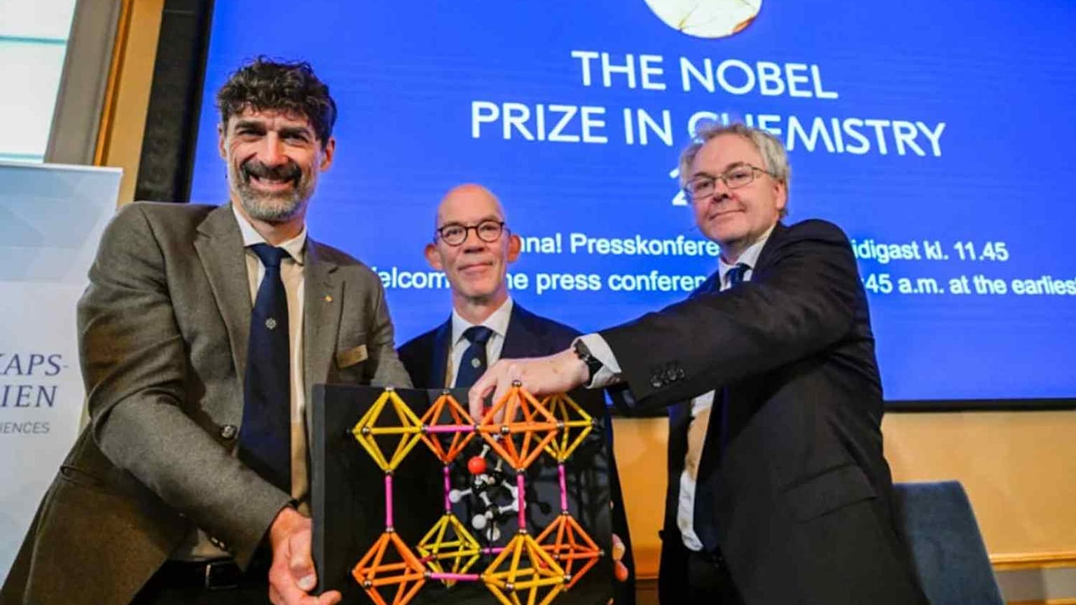 Soldan sağa, Nobel Kimya Komitesi Başkanı Heiner Linke, İsveç Bilimler Akademisi'nden Hans Ellegren ve Nobel Kimya Komitesi Üyesi Olof Ramström, ödülü açıkladıktan sonra