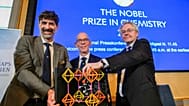 Soldan sağa, Nobel Kimya Komitesi Başkanı Heiner Linke, İsveç Bilimler Akademisi'nden Hans Ellegren ve Nobel Kimya Komitesi Üyesi Olof Ramström, ödülü açıkladıktan sonra