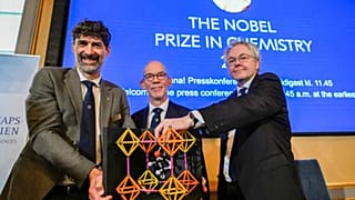 Soldan sağa, Nobel Kimya Komitesi Başkanı Heiner Linke, İsveç Bilimler Akademisi'nden Hans Ellegren ve Nobel Kimya Komitesi Üyesi Olof Ramström, ödülü açıkladıktan sonra