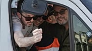 David et Ariel Cunio, otages israéliens libérés de la bande de Gaza, voyagent dans un minibus au Centre Médical Sheba à Ramat Gan, Israël, lundi 13 octobre 2025