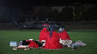 Sındırgı'da meydana gelen 6,1 büyüklüğündeki deprem sonrası parkta bekleyen insanlar, 11 Ağustos 2025