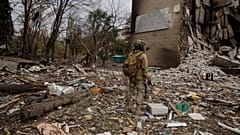 Un soldat ukrainien marche au milieu des ruines à Kostiantynivka, 13 octobre 2025