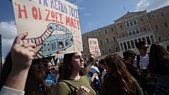 Демонстранты перед зданием греческого парламента