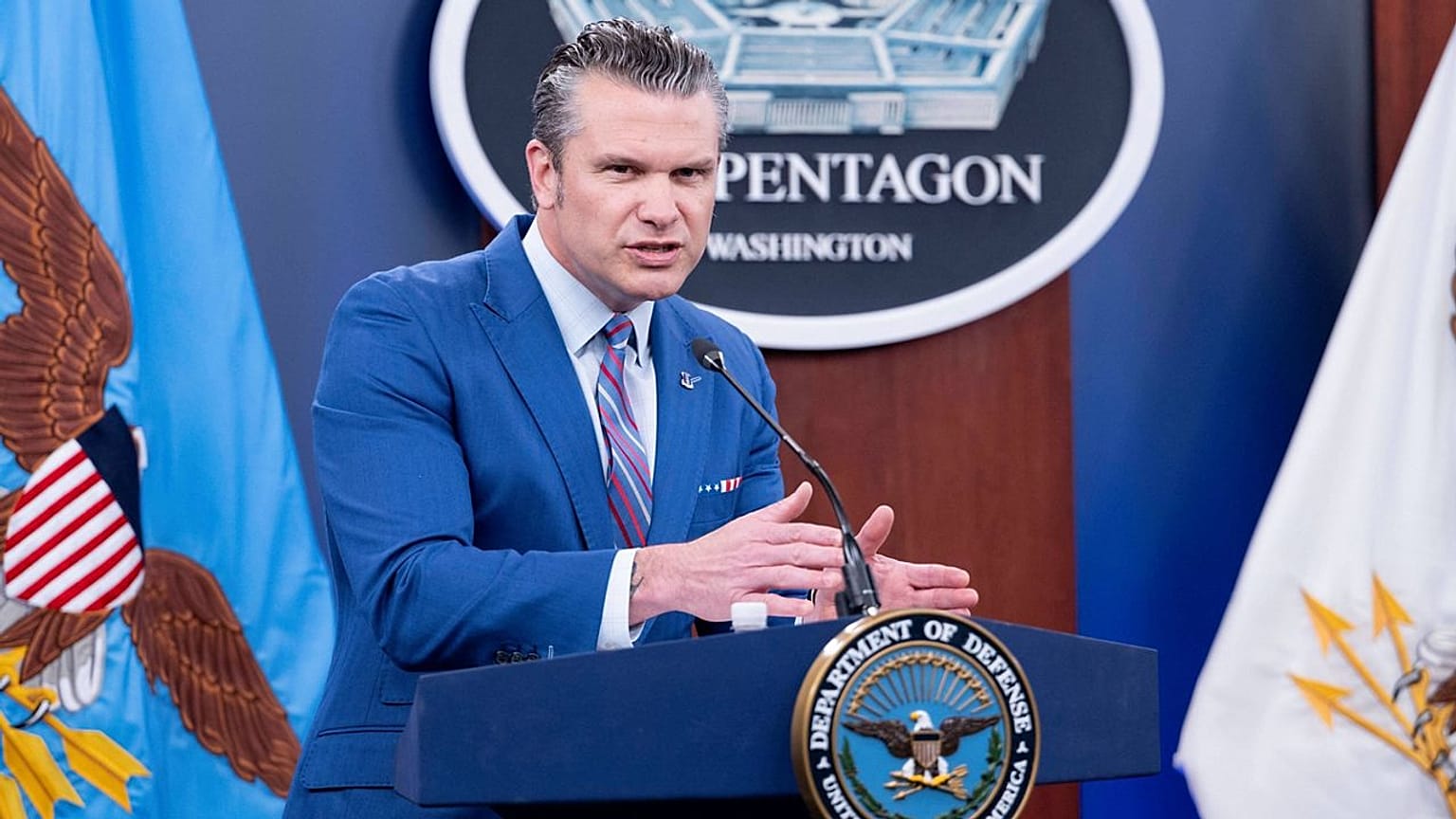 Pete Hegseth védelmi miniszter sajtótájékoztatót tart
