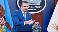 Pete Hegseth védelmi miniszter sajtótájékoztatót tart