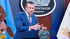 Pete Hegseth védelmi miniszter sajtótájékoztatót tart
