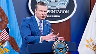 Pete Hegseth védelmi miniszter sajtótájékoztatót tart