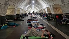 Des personnes se reposent dans une station de métro, utilisée comme abri anti-bombes, lors d'une attaque russe à Kiev, en Ukraine, le jeudi 10 juillet 2025.