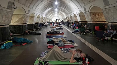 مردم در یک ایستگاه مترو که به عنوان پناهگاه بمب استفاده می شود، در حین حمله روسیه در کیف، اوکراین، اوایل پنجشنبه، 10 ژوئیه 2025، استراحت می کنند.