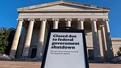 FILE - Un panneau indiquant " Fermé en raison de la fermeture du gouvernement fédéral " est visible à l'extérieur de la National Gallery of Art à Washington, le 6 octobre 2025. (AP Photo/Jose Luis Magana, F