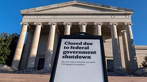 FILE - "A szövetségi kormány leállása miatt zárva" feliratú tábla látható a washingtoni Nemzeti Művészeti Galéria előtt, 2025. október 6-án. (AP Photo/Jose Luis Magana, F