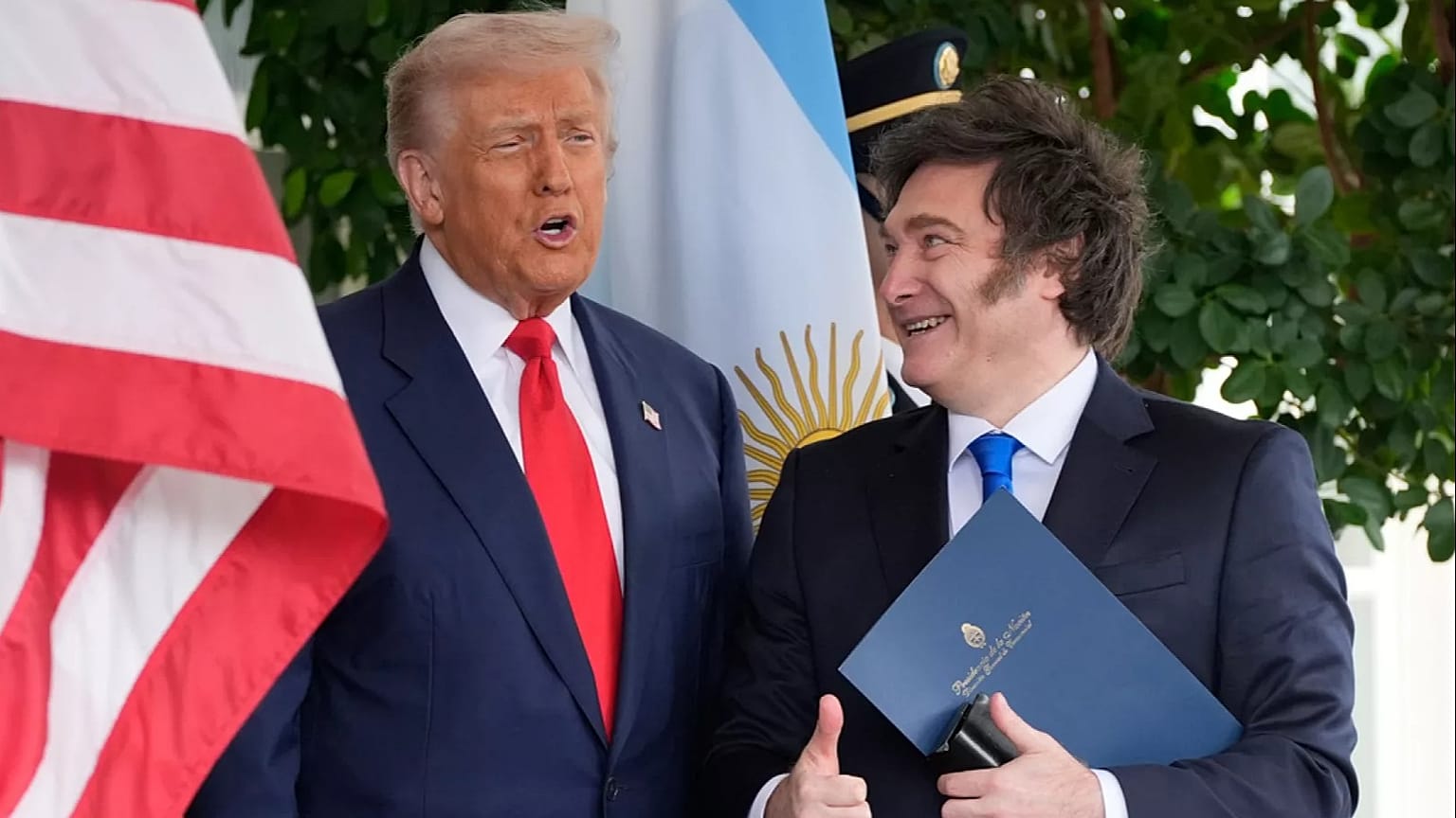 Prezydent Donald Trump wita prezydenta Argentyny Javiera Milei w Białym Domu we wtorek, 14 października 2025 roku, w Waszyngtonie