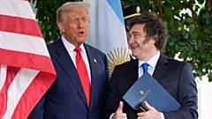 O presidente Donald Trump cumprimenta o presidente argentino Javier Milei na Casa Branca, em Washington, na terça-feira, 14 de outubro de 2025.