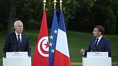  الرئيس الفرنسي إيمانويل ماكرون (يمين) والرئيس التونسي قيس سعيد يحضران مؤتمرًا صحفيًا مشتركًا بعد اجتماعهما في قصر الإليزيه بباريس