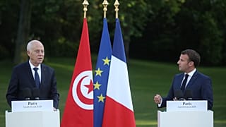 O presidente francês Emmanuel Macron (à direita) e o presidente tunisino Kais Saied participam numa conferência de imprensa conjunta após a sua reunião no Palácio do Eliseu, em Paris