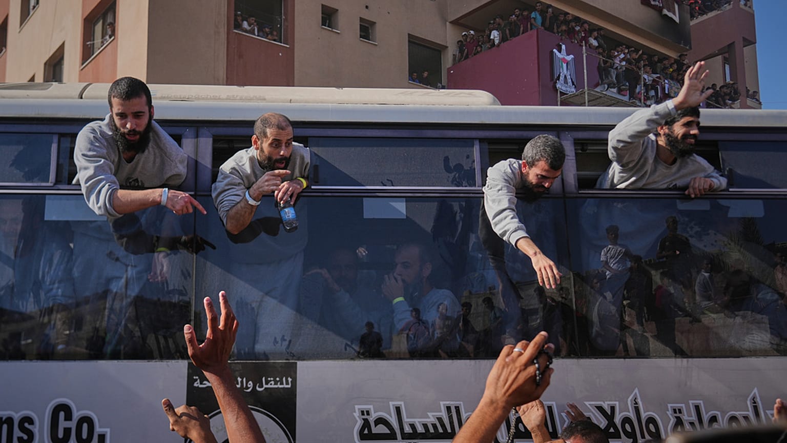 استقبل الفلسطينيون الأسرى المفرج عنهم من السجون الإسرائيلية عند وصولهم إلى خان يونس جنوب غزة، الاثنين 13 أكتوبر 2025.