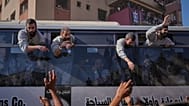 استقبل الفلسطينيون الأسرى المفرج عنهم من السجون الإسرائيلية عند وصولهم إلى خان يونس جنوب غزة، الاثنين 13 أكتوبر 2025.