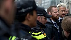 ARQUIVO: A polícia e os guarda-costas protegem o incendiário Geert Wilders enquanto este protesta em frente à embaixada turca em Haia, a 8 de março de 2017