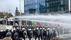 La police utilise un canon à eau contre les manifestants lors d'une manifestation et d'une grève générale à Bruxelles