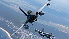 Caças militares romenos e portugueses participam na Missão de Policiamento Aéreo do Báltico da NATO sobre o Mar Báltico, no espaço aéreo lituano, a 22 de maio de 2023.