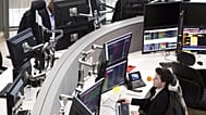Αρχείο - Αναλυτές εργάζονται στα κεντρικά γραφεία της Euronext στην επιχειρηματική περιοχή la Defense, έξω από το Παρίσι, την Τρίτη, 10 Ιανουαρίου 2017