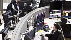 Αρχείο - Αναλυτές εργάζονται στα κεντρικά γραφεία της Euronext στην επιχειρηματική περιοχή la Defense, έξω από το Παρίσι, την Τρίτη, 10 Ιανουαρίου 2017