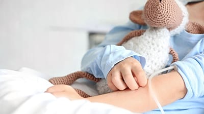 یک کودک در بیمارستان استراحت می‌کند
