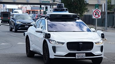 Waymo aracı, 30 Eylül 2025 Salı günü San Bruno, Kaliforniya'da bir 'U Dönüşü Yapılmaz' tabelasının yanından geçiyor. (AP Fotoğrafı/Jeff Chiu)
