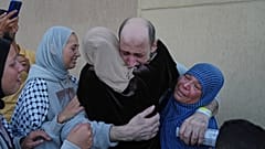 Un preso palestino liberado es recibido por sus familiares al llegar a la Franja de Gaza tras ser puesto en libertad de las cárceles israelíes en virtud de un acuerdo de alto 