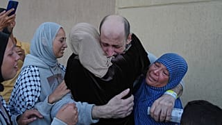 Un preso palestino liberado es recibido por sus familiares al llegar a la Franja de Gaza tras ser puesto en libertad de las cárceles israelíes en virtud de un acuerdo de alto 