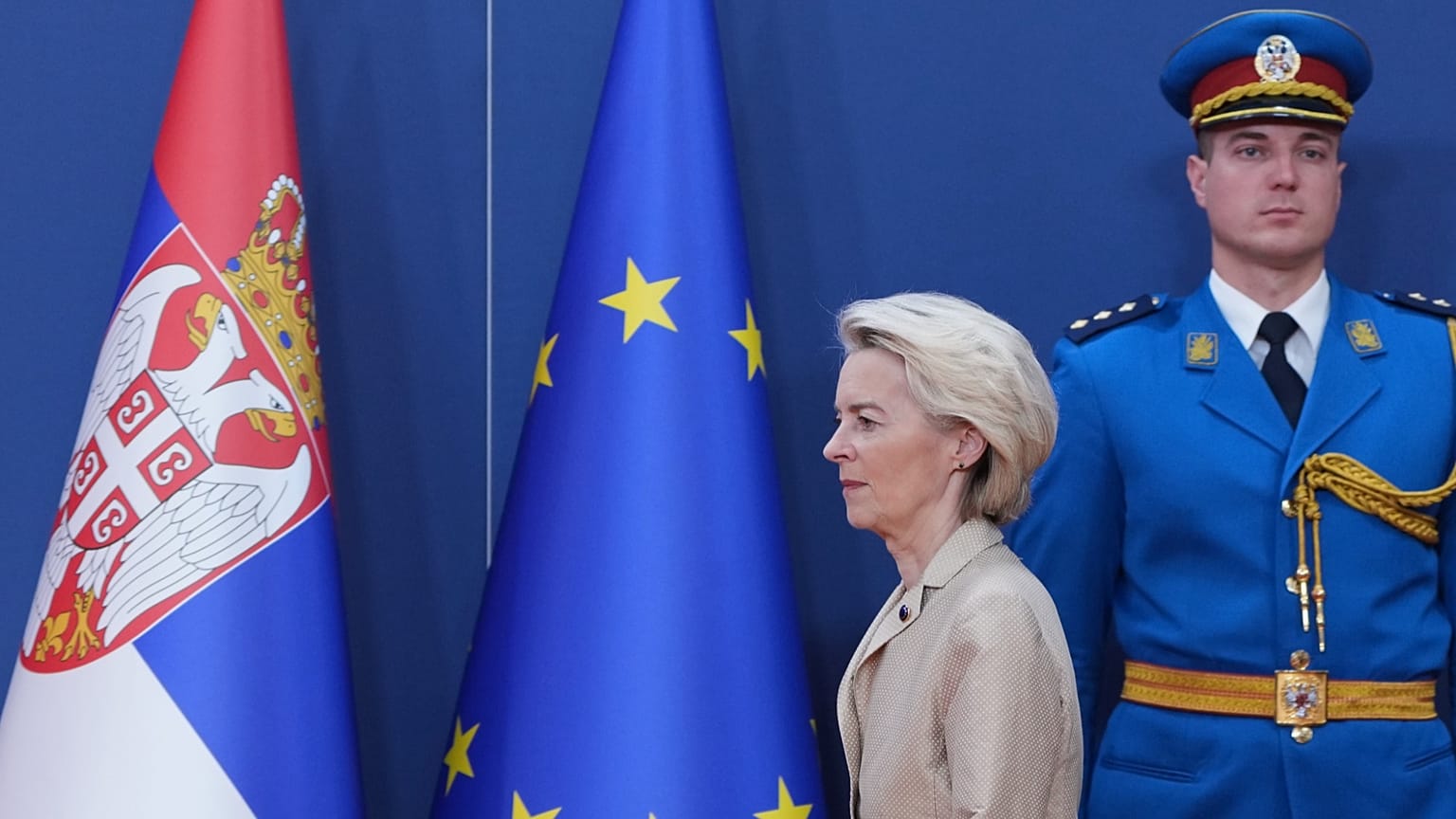 Die Präsidentin der Europäischen Kommission, Ursula von der Leyen, kommt nach Gesprächen mit dem serbischen Präsidenten Aleksandar Vučić zu einer Pressekonferenz in Belgrad, 15. Oktober 2025