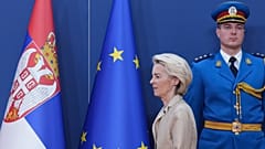 La présidente de la Commission européenne Ursula von der Leyen arrive à une conférence de presse après des entretiens avec le président serbe Aleksandar Vučić à Belgrade, le 15 octobre 2025.