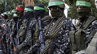 مسلّحون ملثمون من كتائب عز الدين القسّام، الجناح العسكري لحركة حماس (أ.ب)