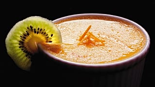 صورة تعبيرية لحلوى الكاسترد البرتقالي مع فاكهة الكيوي، 