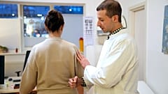 Le docteur syrien Ayham Darouich, 40 ans, examine un patient dans son cabinet médical à Berlin, en Allemagne, le mardi 17 décembre 2024. 