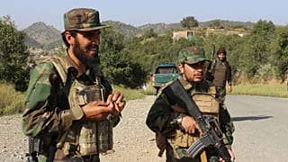 جنود أفغان يقومون بدورية على طول الحدود في منطقة زازاي ميدان بمحافظة خوست في أفغانستان، يوم الأحد 12 أكتوبر 2025، بعد اشتباكات ليلية مع قوات باكستان. (تصوير: سيف الله زاهر)
