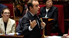 Премьер-министр Франции Себастьен Лекорню выступает на заседании правительства с вопросами и ответами, среда, 15 октября 2025 года, в Национальном собрании в Париже.