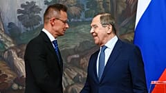 Auf diesem vom Pressedienst des russischen Außenministeriums veröffentlichten Handout-Foto sind der russische Außenminister Sergej Lawrow, rechts, und der ungarische Außen- und Handelsminister Pe