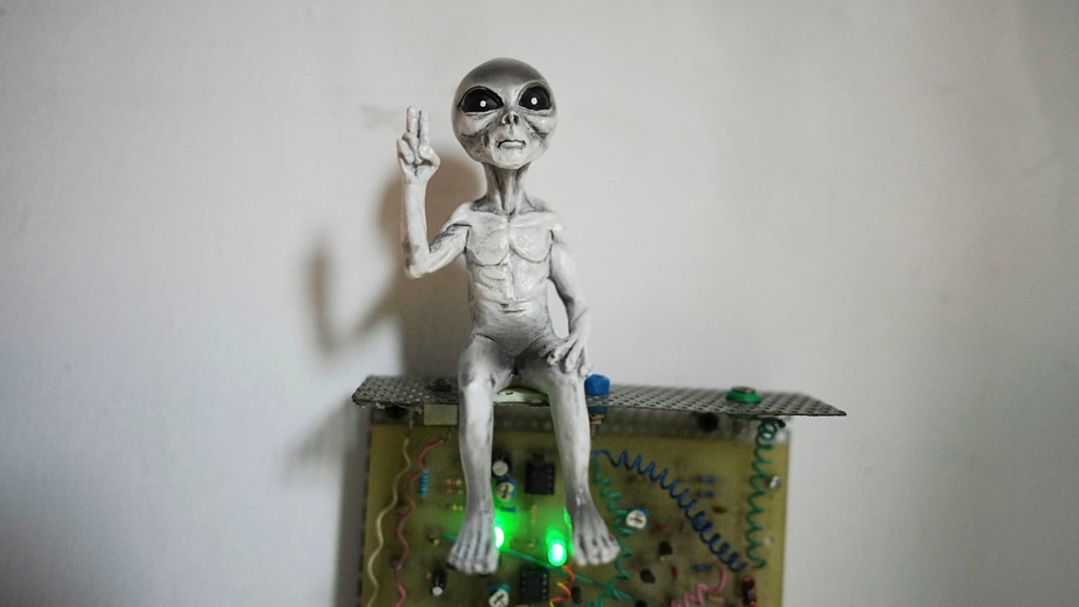 مجسَّم لكائن فضائي يُعرض خلال معرض أُقيم ضمن فعاليات "مهرجان الأجسام الطائرة المجهولة" في يوجياكرتا، إندونيسيا، يوم الجمعة 25 يوليو 2025.