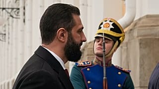 Ο προσωρινός πρόεδρος της Συρίας Αχμάντ αλ Σαράα φτάνει στο Μέγα Παλάτι του Κρεμλίνου για τη συνάντησή του με τον Ρώσο πρόεδρο Βλαντιμίρ Πούτιν στη Μόσχα, 15 Οκτωβρίου 2025.
