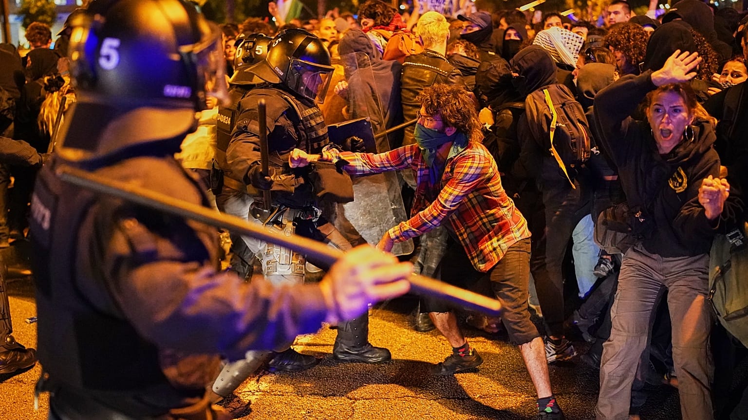 La Policía se enfrenta a manifestantes durante una protesta en apoyo a los palestinos y en protesta por las acciones de Israel, en Barcelona, ​​España, el 15 de octubre.